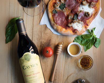Descubre el Maridaje Perfecto: Pizza y Caymus Cabernet Sauvignon